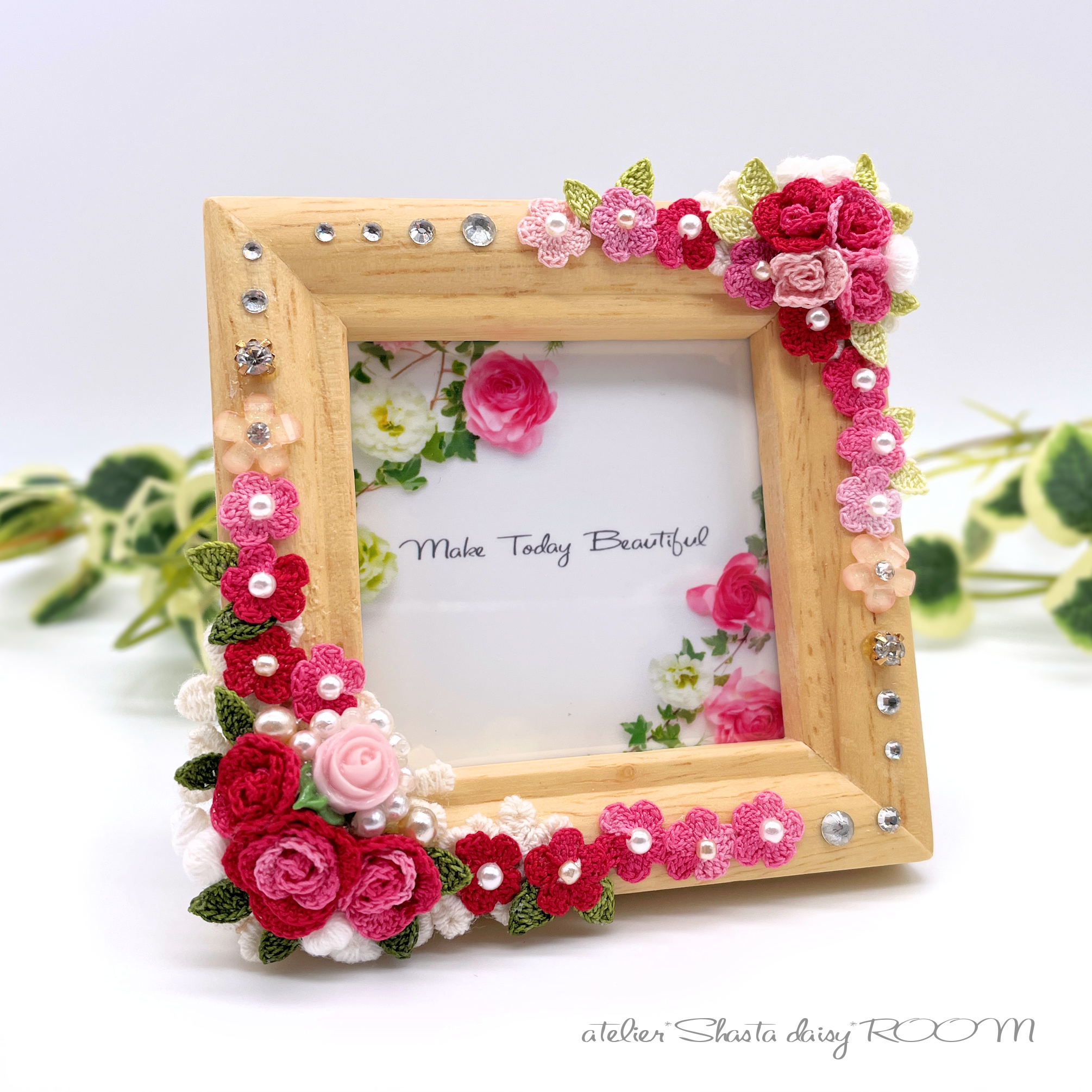 メッセージ入れ可｜花のミニフォトフレーム（壁掛け）｜かぎ針編みクロッシェフラワーの小さな額飾り｜誕生日・母の日ギフト