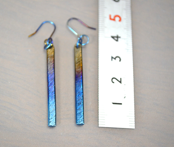 Titanium　pierced earrings・チタンだけで出来たピアス３５mm=グラデ= 2枚目の画像