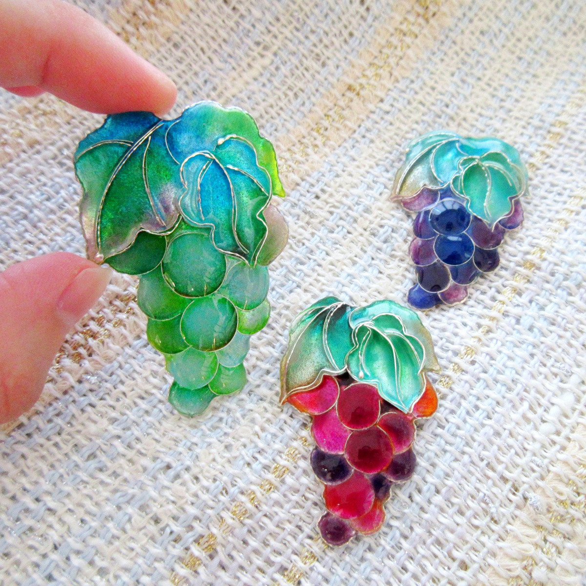 ブドウブローチ 大きいほう（3色）｜京七宝銀有線