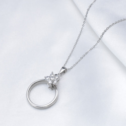 【再版】号数が合わなくなった大切なリングをネックレスに ジルコニア入りフラワーモチーフ 安心安全のステンレスチェーンつき 2枚目の画像