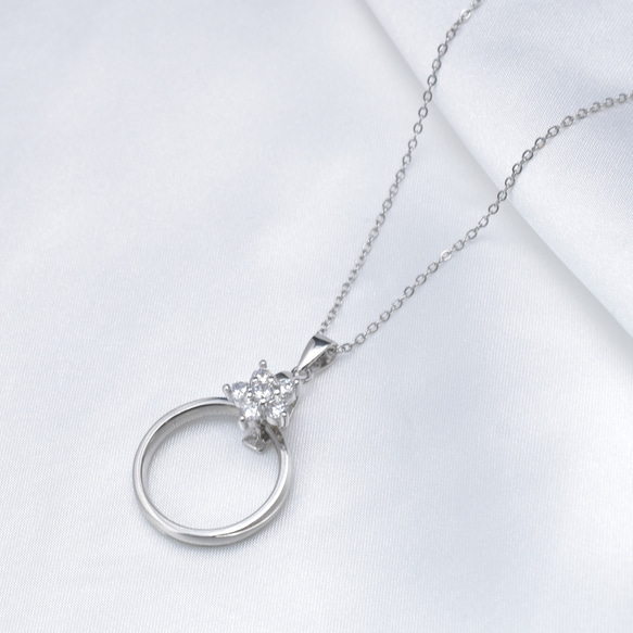 【再版】号数が合わなくなった大切なリングをネックレスに ジルコニア入りフラワーモチーフ 安心安全のステンレスチェーンつき 2枚目の画像