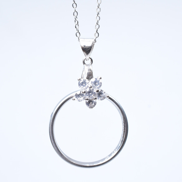 【再版】号数が合わなくなった大切なリングをネックレスに ジルコニア入りフラワーモチーフ 安心安全のステンレスチェーンつき 1枚目の画像