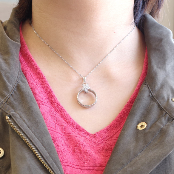 【再版】号数が合わなくなった大切なリングをネックレスに ジルコニア入りフラワーモチーフ 安心安全のステンレスチェーンつき 9枚目の画像