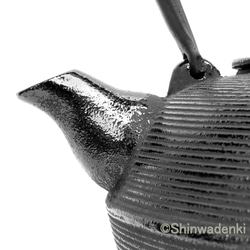 南部鉄器 鉄瓶 糸目（黒）1.5L 内面漆焼付・酸化被膜仕上 日本製 ガス・IH対応 11枚目の画像