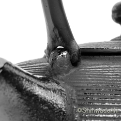 南部鉄器 鉄瓶 糸目（黒）1.5L 内面漆焼付・酸化被膜仕上 日本製 ガス・IH対応 9枚目の画像