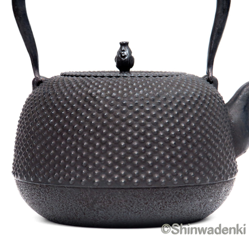 成龍堂鋳造所 齋峰作 南部鉄器 鉄瓶 丸南部アラレ1.8L 内面漆 成龍堂鋳造所 齋峰作 南部鉄器 鉄瓶 丸南部アラレ1.8L 内面漆