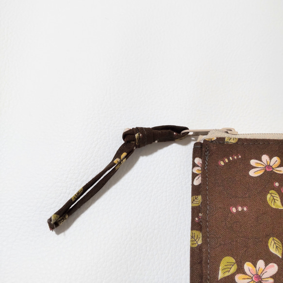 小さな草花柄のL字ファスナー財布（ブラウン） 4枚目の画像