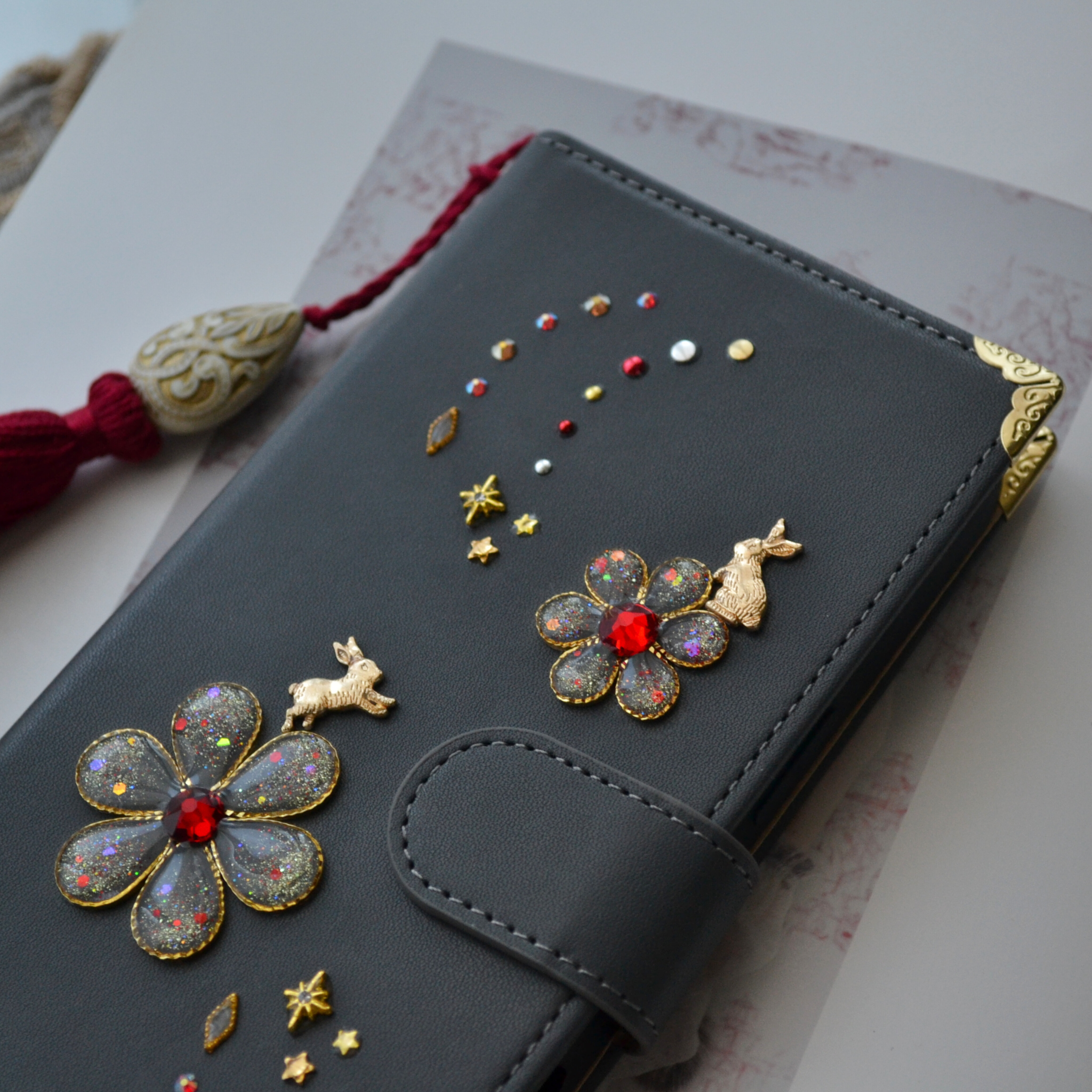 チャコールグレーとルビーレッドの手帳型スマホケース『うさぎと花のiro』兎と赤い実 全機種注文可能 ポケット付