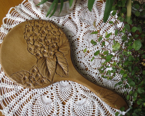 木彫りの手鏡☆沈め彫りの紫陽花模様☆材質朴ノ木サイズ320x鏡直径