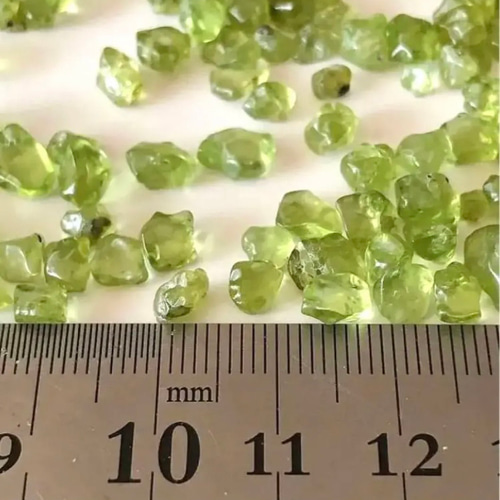 希少 ミャンマー産 大粒 ペリドットさざれ石20g 天然石 𝓝𝓪𝓝𝓪𝓛𝓪