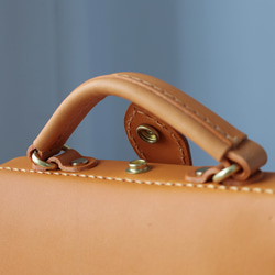 【Kansen-ha】非常受歡迎！橫扣包，手工皮革單肩包，女士款，全手工縫製，母親節的完美之選。 第8張的照片