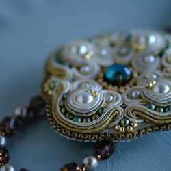 ソウタシエ　クリスタルパールのブローチにもなるネックレス/クリームベージュ/クリームグリーン|soutache 5枚目の画像