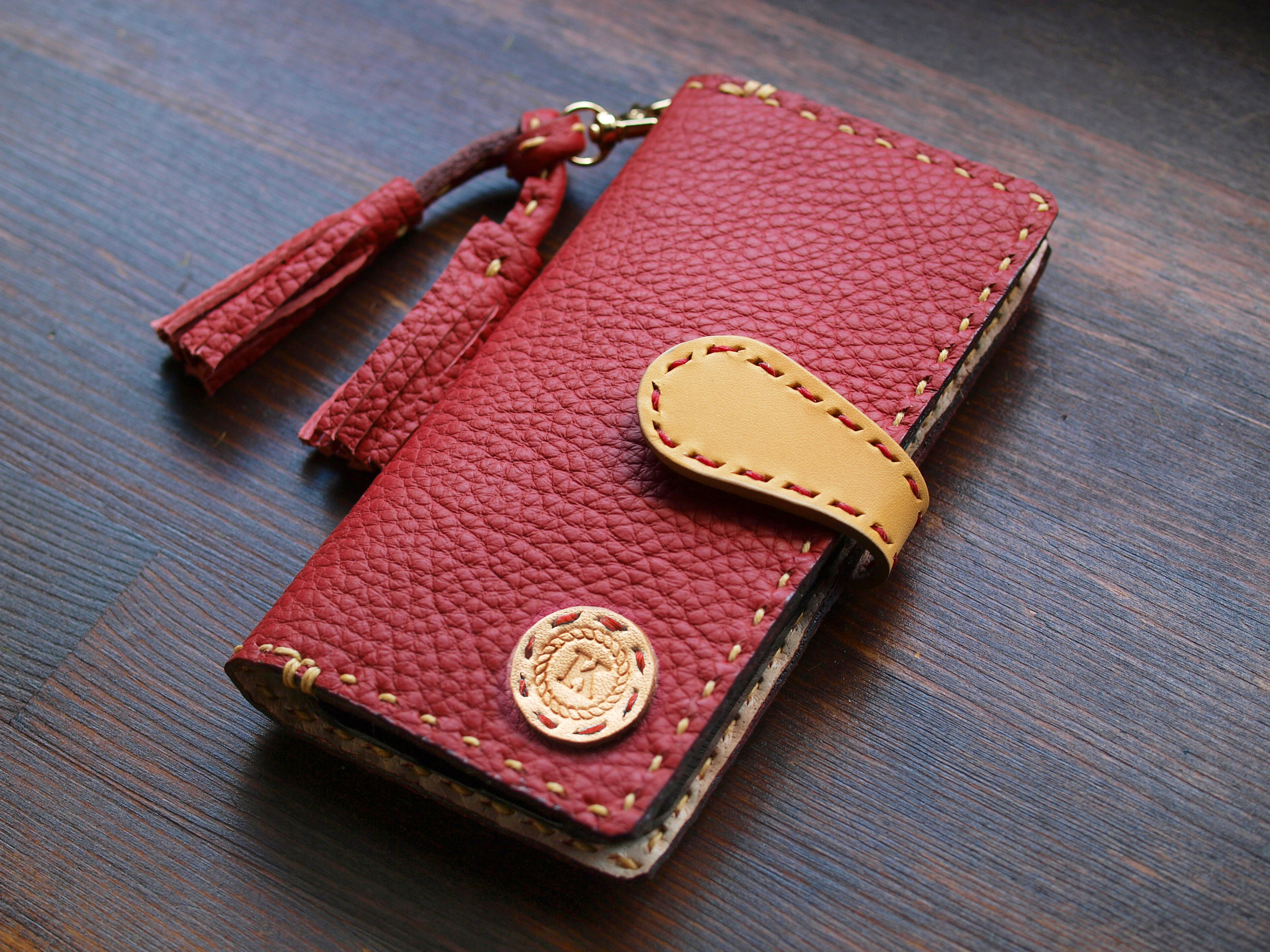 【iPhone全機種対応】 深みレッド　革レザー手帳型ケースiPhone1７シリーズ対応