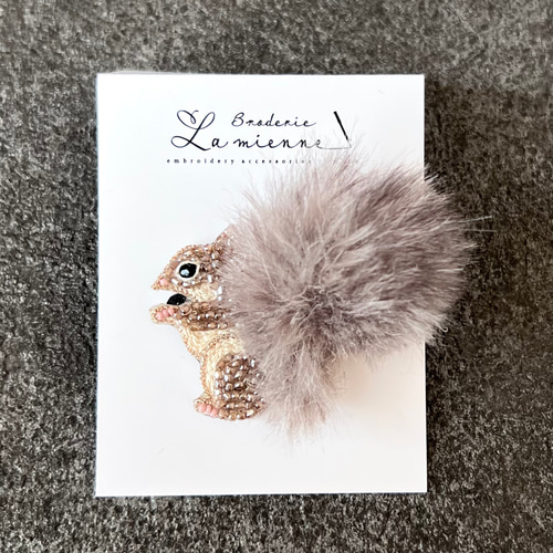 オートクチュール刺繍 リスのブローチ モカグレー ブローチ La mienne