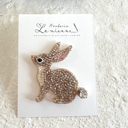 オートクチュール刺繍  野ウサギのブローチ 1枚目の画像