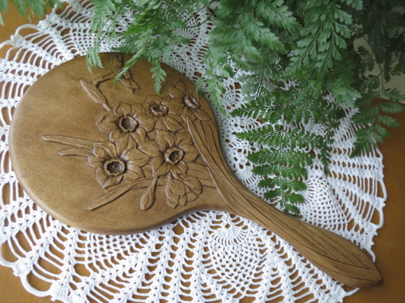 木彫りの手鏡☆浮彫の水仙模様☆材質朴ノ木サイズ約320x160x12mm 手鏡