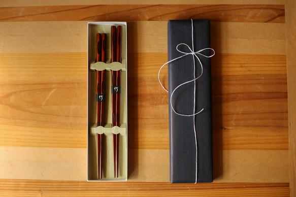 贈りもの、ご長寿のお祝い、ご両親へ、結婚のお祝いに【軽くて使いやすいお箸】大分県日田産・さざ波夫婦箸 1枚目の画像