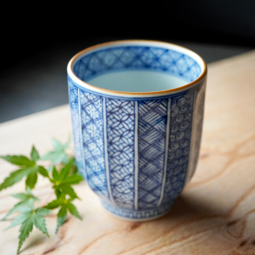 再販】染付祥瑞紋縦削ぎ湯呑（大） 湯呑み ittou 通販 10180011