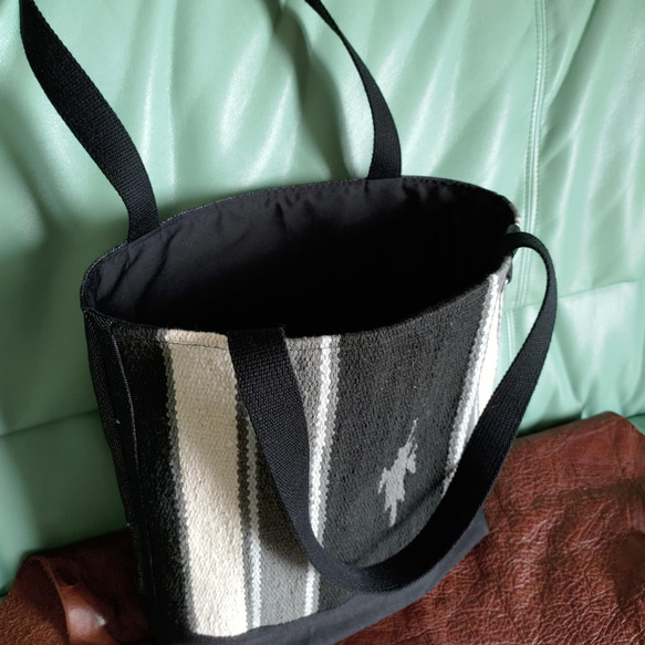 オルテガ柄ラグ生地×デニムの大きめトートバッグ　選べるブラック×カーキ系カラー 7枚目の画像