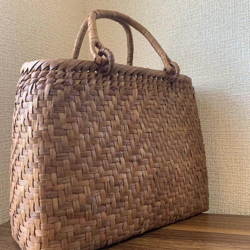 クラフトで作った山葡萄風網代編みかごバッグ（チャーム付き
