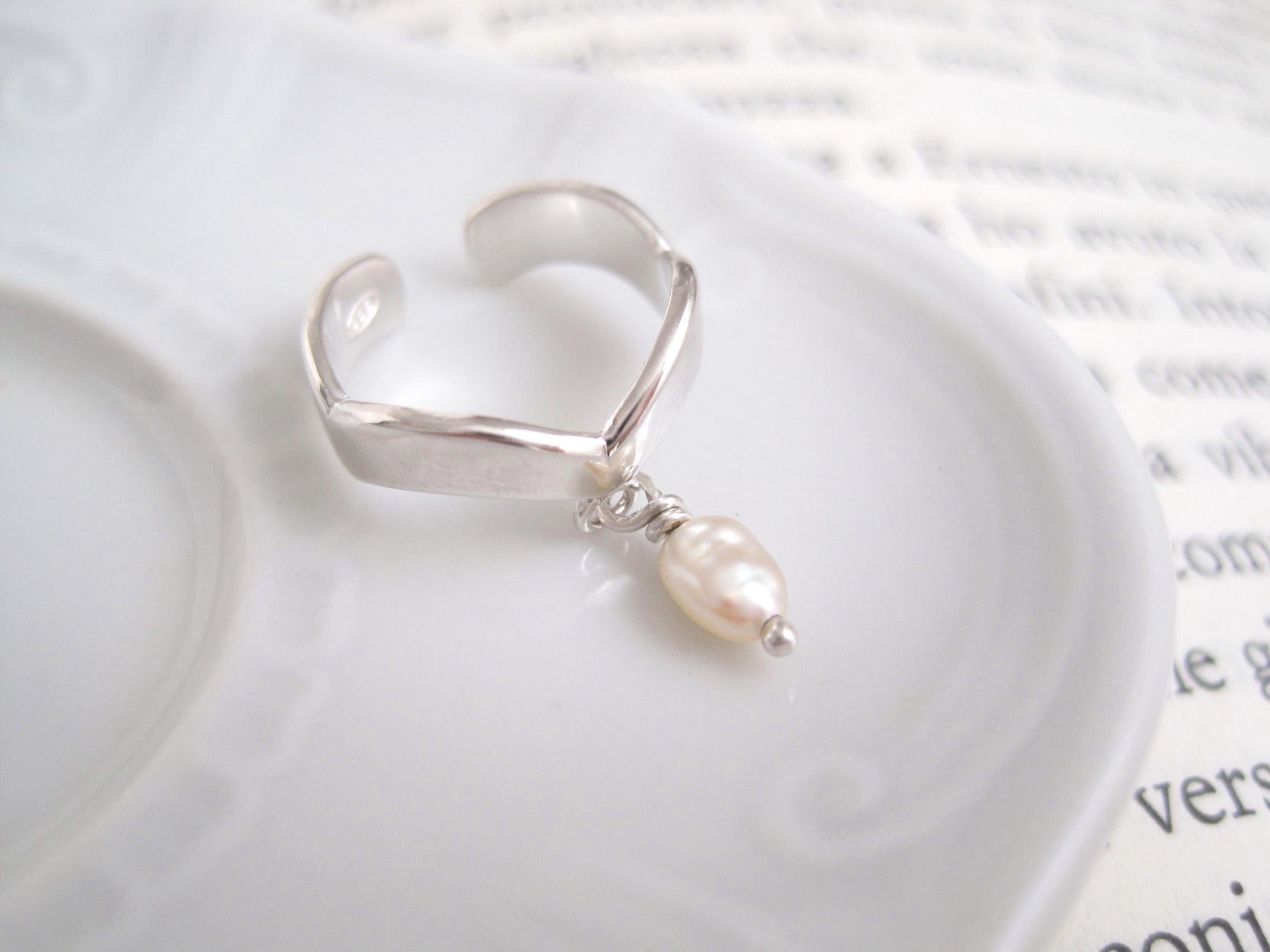 淡水パールのしずくひとつぶ ウェーブデザインのシルバーイヤーカフ "Drop"