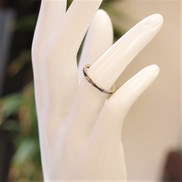 レインボーブラックシェルリング   肌に安心 アレルギーフリーなサージカルステンレス 刻印 名入れ ご褒美 7枚目の画像