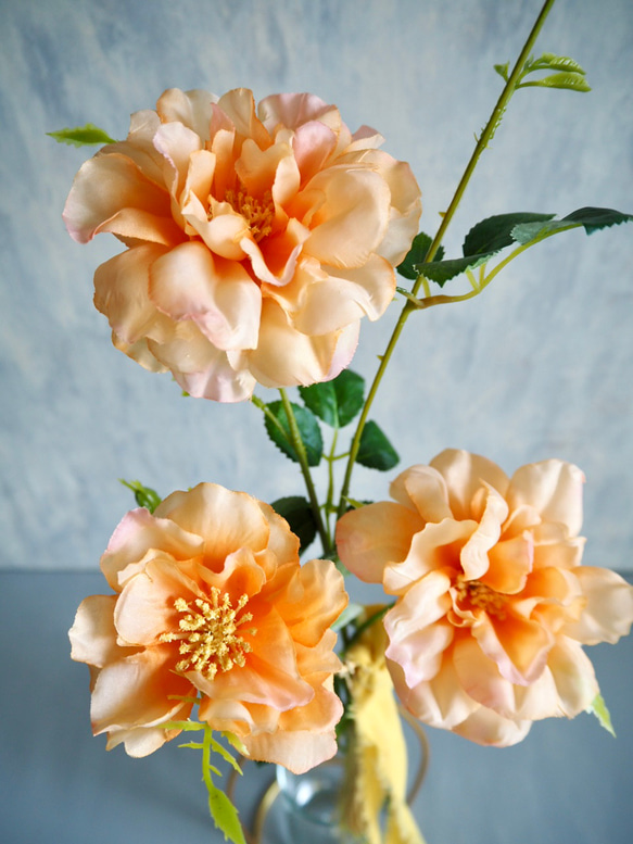 【ふんわりオレンジローズ3輪咲】｜アーティフィシャルフラワー 花瓶アレンジ| 夏｜ギフト・インテリア雑貨 3枚目の画像