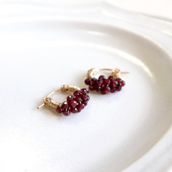 ｛ピアスイヤリング｝14kgf/petit berries hoops ガーネット〔1月誕生石〕 1枚目の画像