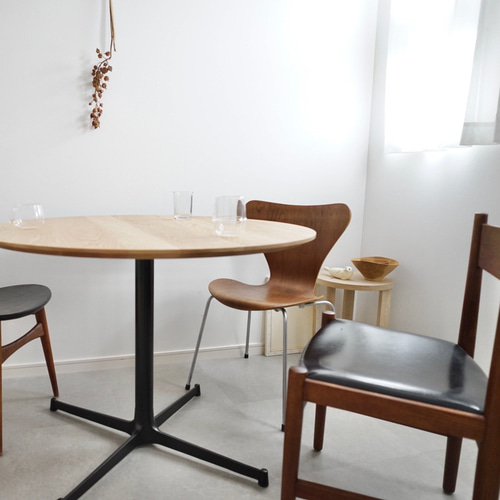 オーク無垢材ラウンドテーブルBetterLife & Vibes