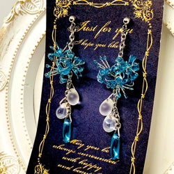 【送料無料】 彼岸花　青　シルバーカラー　ピアス　イヤリング　ワイヤーフラワー  レジン 1枚目の画像