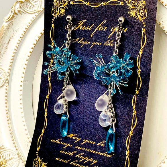 【送料無料】 彼岸花　青　シルバーカラー　ピアス　イヤリング　ワイヤーフラワー  レジン 1枚目の画像