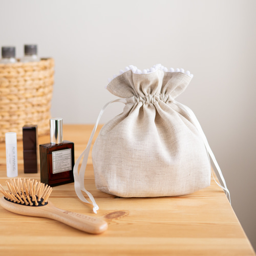 リネンのマチ付きポンポン巾着ポーチ（白） 巾着袋 Atelier Cinq 通販