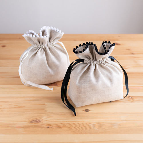 リネンのマチ付きポンポン巾着ポーチ（白） 巾着袋 Atelier Cinq 通販