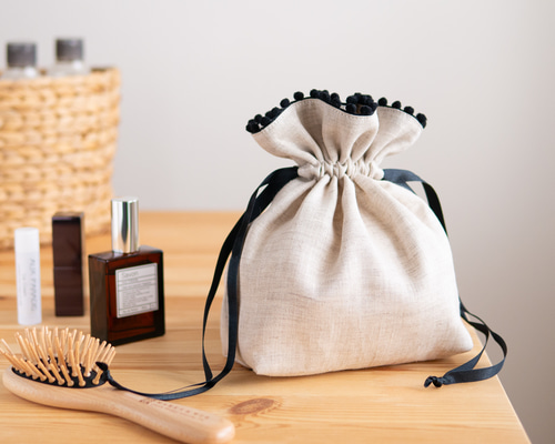 リネンのマチ付きポンポン巾着ポーチ（黒） 巾着袋 Atelier Cinq 通販