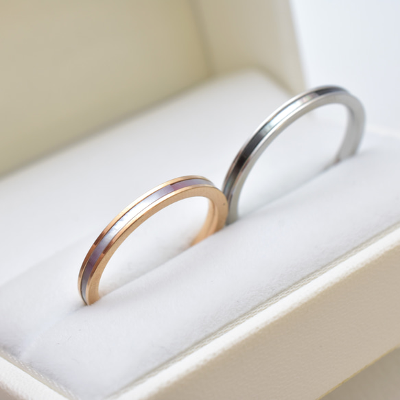 【1番人気★刻印可】オーロラ・レインボーカラーに輝くシェルリング   結婚指輪 肌に安心 アレルギーフリーなステンレス 1枚目の画像