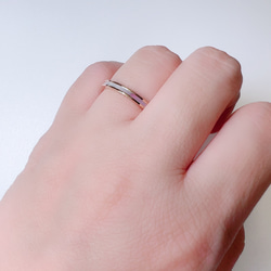 【1番人気★刻印可】オーロラ・レインボーカラーに輝くシェルリング   結婚指輪 肌に安心 アレルギーフリーなステンレス 7枚目の画像