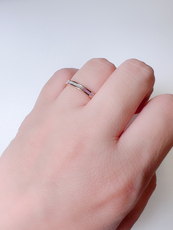【1番人気★刻印可】オーロラ・レインボーカラーに輝くシェルリング   結婚指輪 肌に安心 アレルギーフリーなステンレス 7枚目の画像