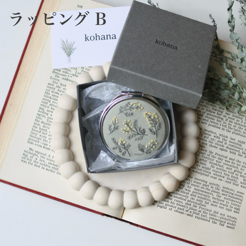 手鏡 刺繍 コンパクトミラー】whiteリース／green 手鏡 kohana