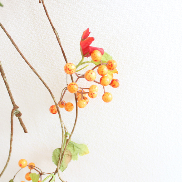 「送料無料」サンキライ（オレンジ）のハンギングリース（壁掛け） 秋リース ハロウィン 9枚目の画像