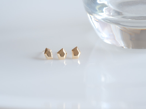 K10YG　lítið fimmtungur pierced earrings：変形五角形ピアス 1枚目の画像