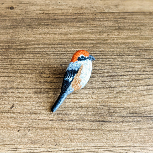 モズの刺繍ブローチ（オレンジ）　鳥 2枚目の画像