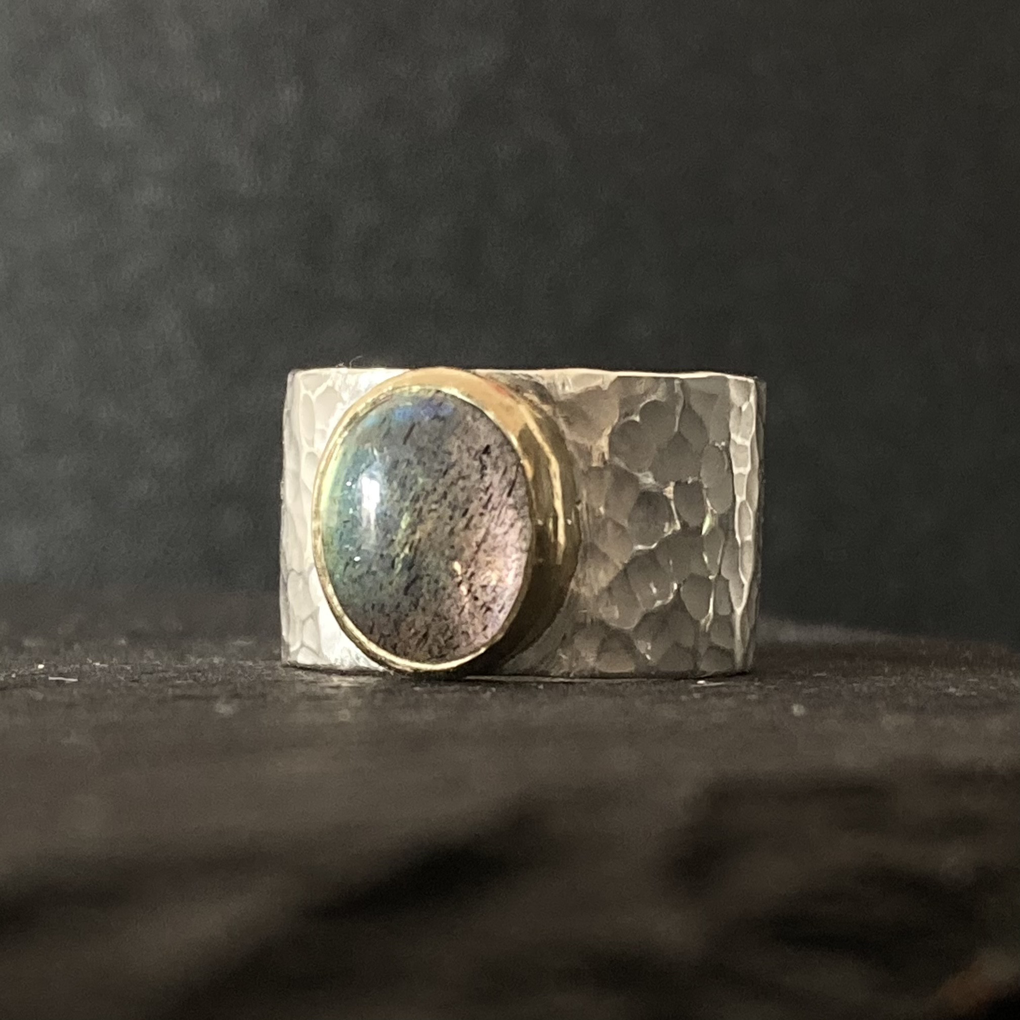 ラブラドライトの覆輪指輪