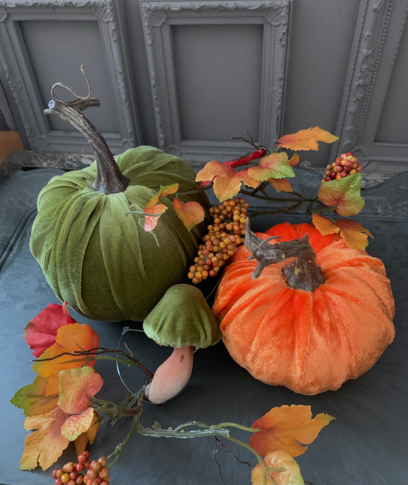 秋のインテリア小物..........ベロア生地のかぼちゃ（大小2個セット） 6枚目の画像