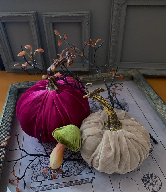 秋のインテリア小物..........ベロア生地のかぼちゃ（大小2個セット） 5枚目の画像
