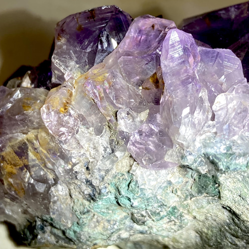 レア✨レッドファントム入り アメシスト クラスター ✳️超希少‼️紫水晶とレッドの煌めき✨レッドファントム アメジスト
