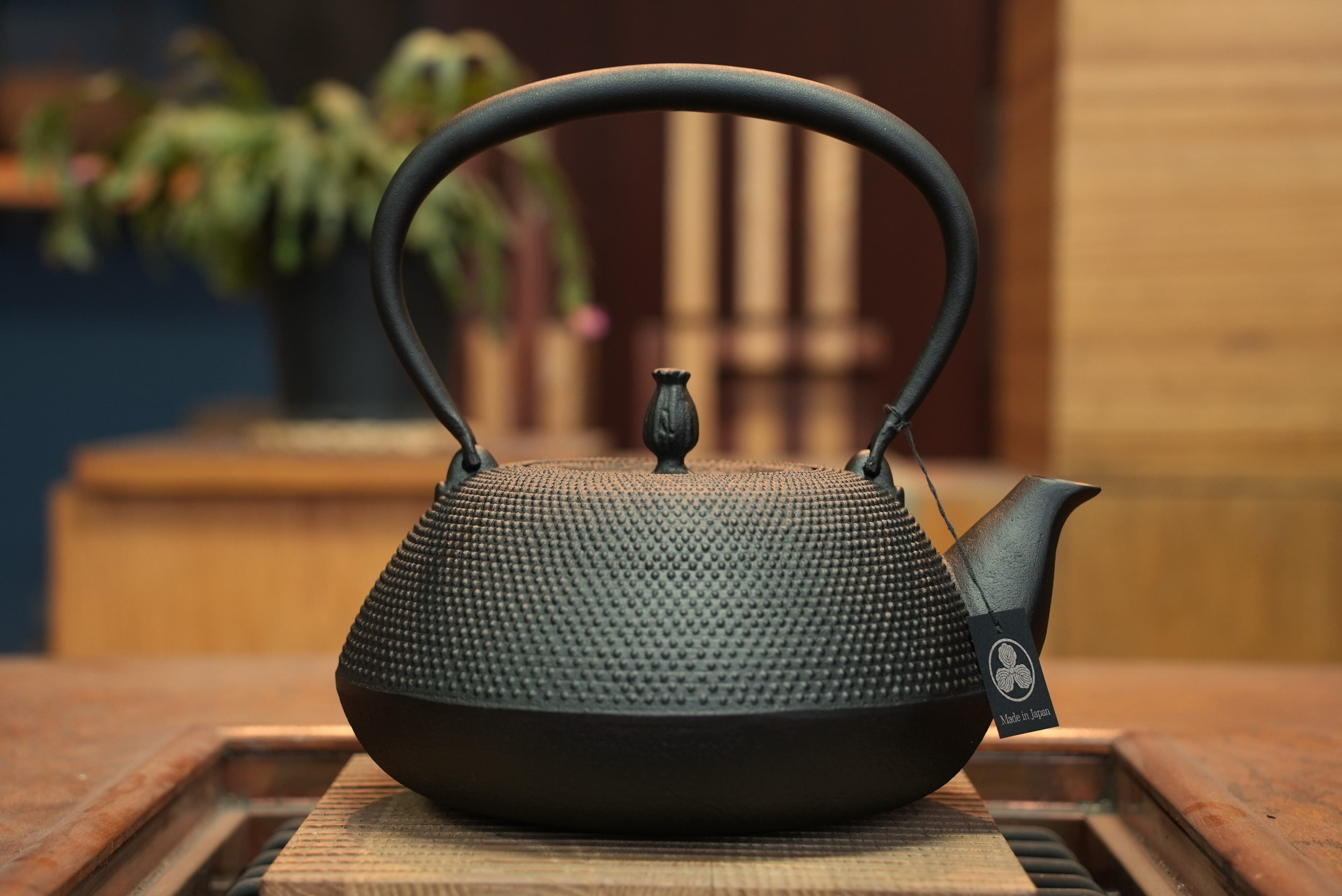 及春鋳造 ＵＳＥＤ、良品　南部名工金秀 算盤形捻鉉アラレ　南部鉄瓶　南部鉄器
