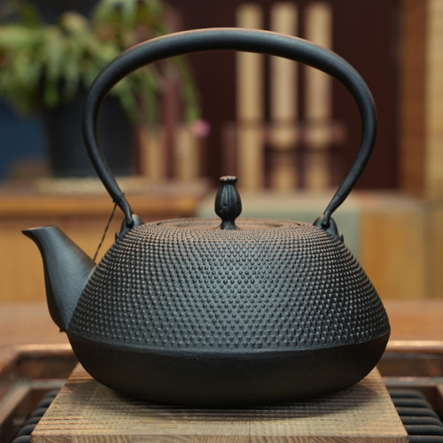 未使用品、供箱付　南部名工金秀 及春鋳造 算盤形捻鉉アラレ　南部鉄瓶　南部鉄器 未使用品、供箱付 南部名工金秀 及春鋳造 算盤形捻