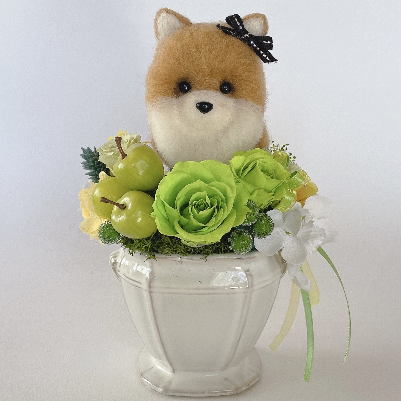 ポメラニアンと青リンゴのプリザーブドフラワーのアレンジメント　犬　母の日