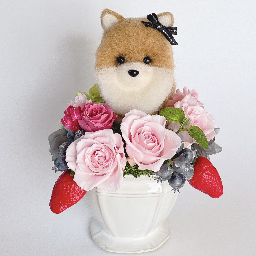 ポメラニアンといちごのプリザーブドフラワーアレンジメント　犬　母の日