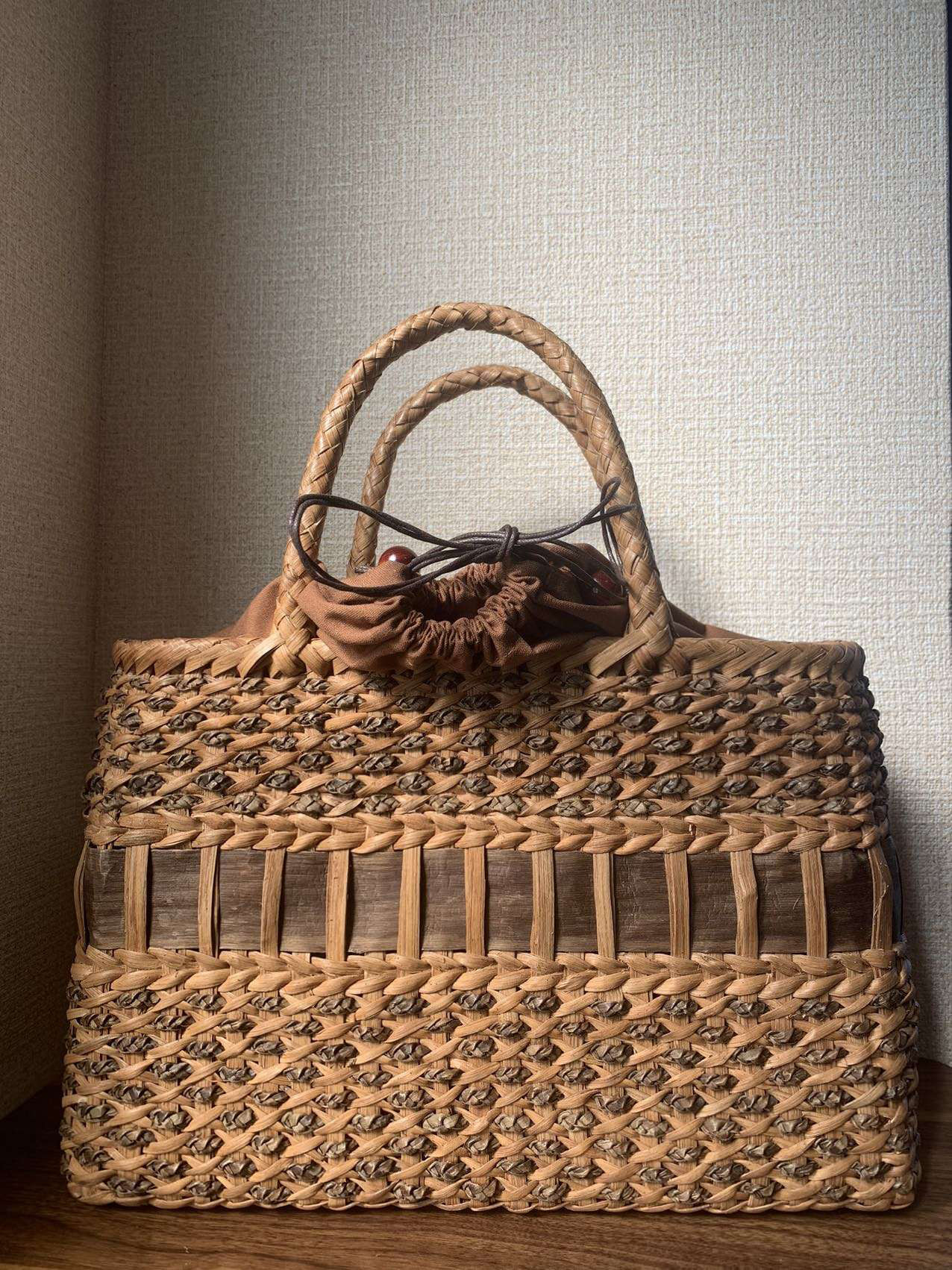 山葡萄と胡桃　山葡萄籠バッグ　くるみ籠バッグ　手作り　かごバッグ　巾着タイプ内布